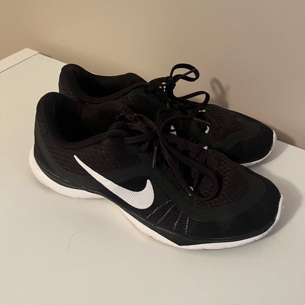 Women’s Nike tennis shoes